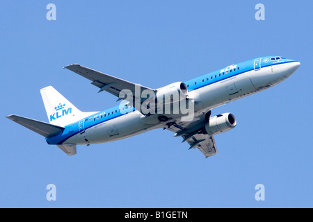 Boeing 737 von KLM Klettern vom Flughafen London Heathrow betrieben Stockfoto