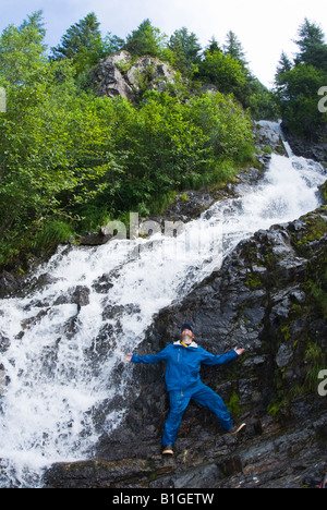 Check-out einen eiskalten Wasserfall wanderten zum von Bear Lake Kenai Fjords Nationalpark Alaska Stockfoto