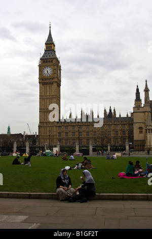 Zwei muslimische Frau im Chat vor Big Ben am Parliament Square, London England Stockfoto