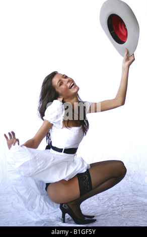 Seitenansicht einer jungen Frau Hut halten und Lächeln Stockfoto