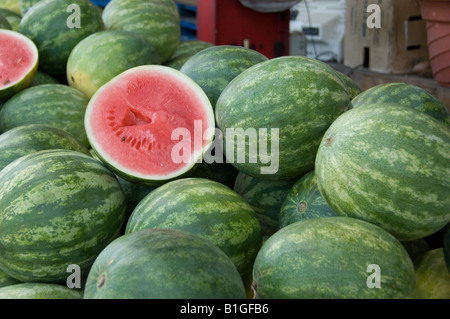 Stapel von Wassermelonen mit einem Schnitt auf einem Bauernmarkt als Symbol für lokale kaufen produzieren Stockfoto