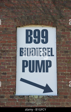 Biodiesel Pumpe Zeichen an der Seite eines Einzelhandelsunternehmens Werbung Biodiesel Verfügbarkeit Stockfoto
