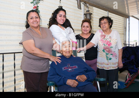 Familienbild der hispanischen Großeltern mit ihren Töchtern, Enkelin und Urenkelin Stockfoto