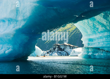 Kajakfahrer schauen Sie sich eine natürliche Eisbrücke am Bear Lake Kenai Fjords Nationalpark Alaska Stockfoto