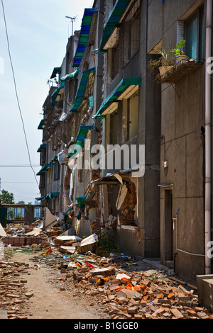 Erdbeben beschädigt Mehrfamilienhaus in Luoshui Shifang Sichuan Provinz China JMH3034 Stockfoto