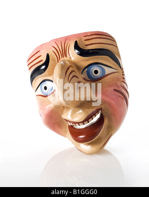 Peruanische Papier Pappmaché Maske der lächelnde Smiley mit Haken Schnabel Typ Nase und starken Augenbrauen Stockfoto