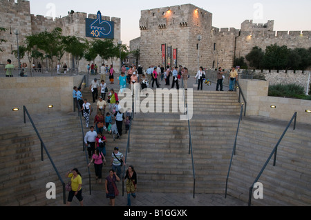 Israel Jerusalem Jaffa-Tor Blick in der Abenddämmerung mit Treppen zum Elrov Shopping Mall in frgd Stockfoto