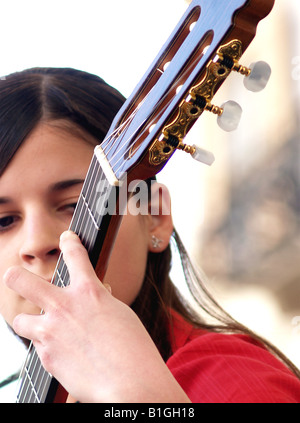 Ein Teenager-Mädchen-Gitarre spielen Stockfoto