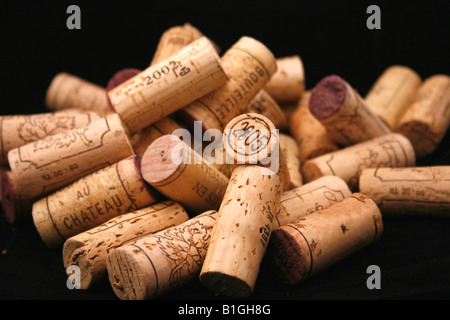 eine Reihe von verschiedenen Weinflasche Korken auf schwarzem Hintergrund Stockfoto