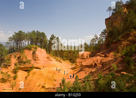 Ein Blick auf den "Ocker Weg" in der Gemeinde von Roussillon (Frankreich). Vue du "Sentier des Ocres" (Roussillon 84220 - Frankreich). Stockfoto