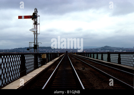 Trainieren Sie die Sicht des Fahrers von Tay Bridge nach Norden nach Dundee, Angus, Schottland, Großbritannien Stockfoto