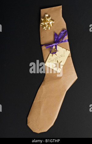Stock Foto von einem Paar Socken Geschenk verpackt und präsentiert mit dem Wort Überraschung auf der Verpackung als Geschenk für Vatertag Stockfoto
