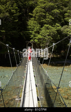 Drehbrücke über Caples Fluss oberhalb Zusammenfluss mit Greenstone Fluss Caples und Greenstone Täler in der Nähe von Lake Wakatipu Stockfoto