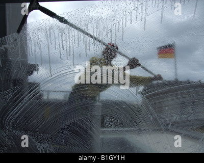 Mann Reinigung Fenster Reichstagskuppel, Berlin Stockfoto