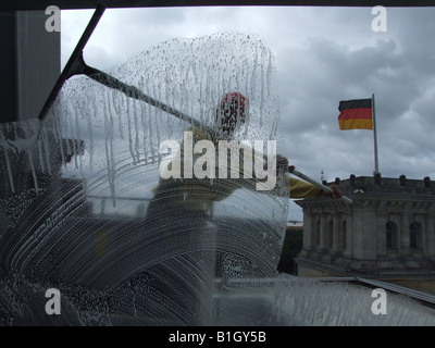 Mann Reinigung Fenster Reichstagskuppel, Berlin Stockfoto