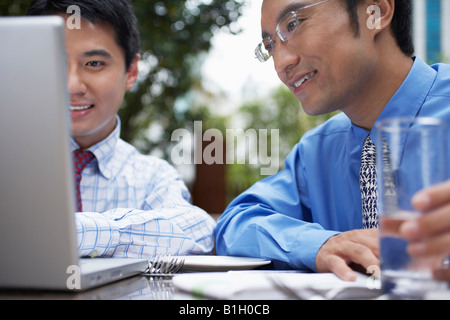 Zwei Business-Mann mit Laptop sitzen in Straßencafés, Nahaufnahme Stockfoto