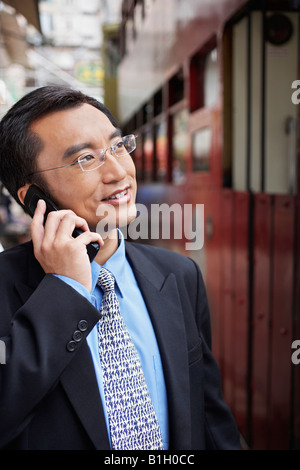 Business-Mann mit Handy auf Straße Stockfoto