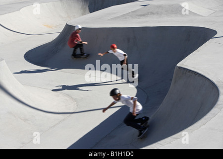 Drei Jungs im Teenageralter (16-17) Skateboarden im Skatepark, erhöht, Ansicht Stockfoto