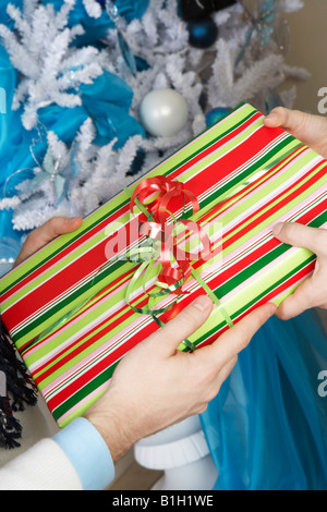 Mann Frau anwesend, Übergabe Nahaufnahme von Händen Stockfoto