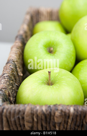 Grüne Äpfel in einem Korb Stockfoto