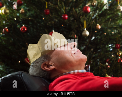 Reifer Mann schlafen im Stuhl Stockfoto