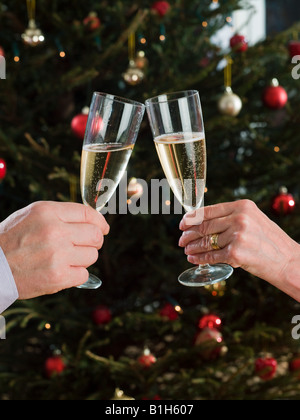 Paar, toasten mit Champagner Stockfoto
