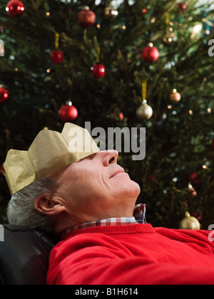 Man schläft in einem Sessel Stockfoto