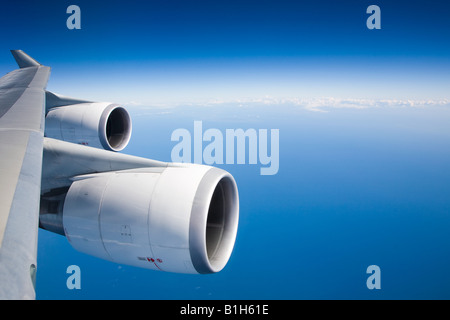 Flugzeugmotoren und blauer Himmel Stockfoto