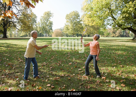 Älteres paar Badminton spielen Stockfoto