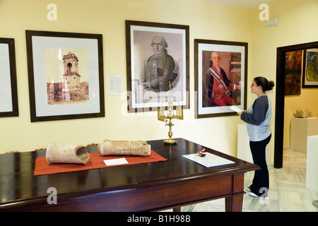 Macharaviaya im Landesinneren Costa del Sol Malaga Provinz Spanien innen Casa Museo de Los Gálvez Porträts von Jose de Galvez Stockfoto