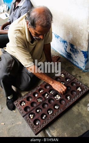 Mann, sitzen, spielen ein Spiel Stonetown Sansibar, Tansania, Ostafrika. Amyn Nasser Amynnasser [Raum für Kopie] Handwerker handwerklichen Stockfoto