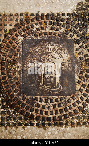 Alter Mann halten Deckel in Stonetown, Sansibar, Tansania, Ostafrika Stockfoto