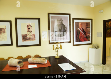 Macharaviaya im Landesinneren Costa del Sol Malaga Provinz Spanien innen Casa Museo de Los Gálvez Porträts von Jose de Galvez Stockfoto