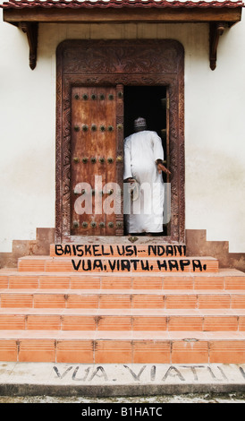 Mann in Tür in Stonetown, Sansibar, Tansania, Ostafrika Stockfoto