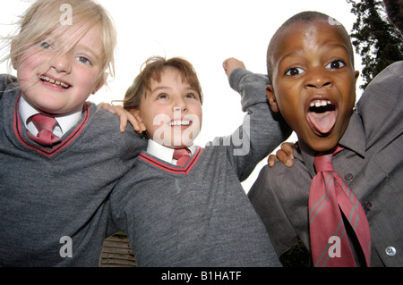 Kinder schreien und Lachen in der Schule in einer Gruppe Stockfoto
