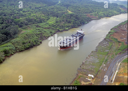 Ein Blick auf einem Frachter machen eine Tageslicht-Passage durch den Panama-Kanal Stockfoto