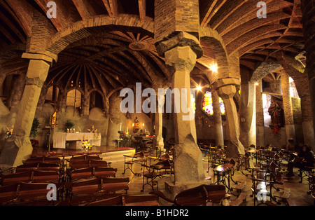 Kirche des Colonia Güell von Gaudi Santa Coloma de Cervello Barcelona Provinz Katalonien Spanien Stockfoto