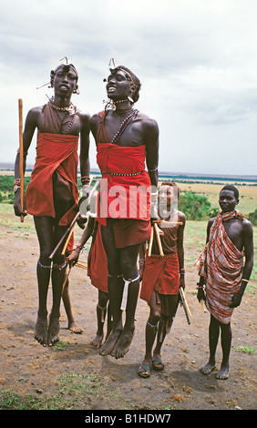 Maasai Moran Krieger genießen ihren berühmten traditionellen springenden Tanz Kenia in Ostafrika Stockfoto