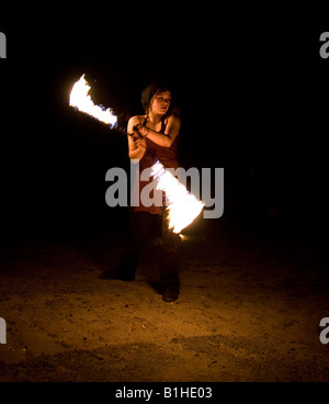 Feuer-Tänzerin bei einem Festival in Dresden, Deutschland-Mai 2008 Stockfoto