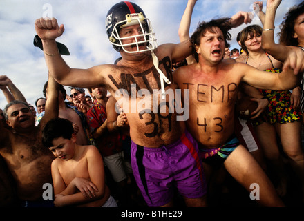 Brooklyn New York The Polar Bear Club nimmt ihre jährlichen Neujahr s Tag schwimmen in den Gewässern vor Coney Island Stockfoto