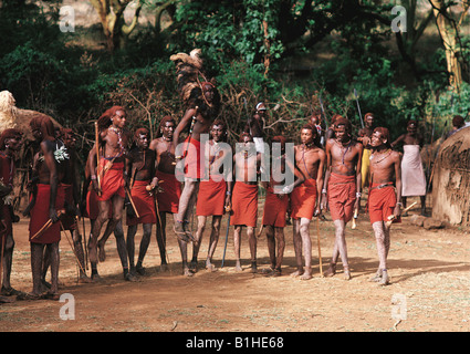 Maasai Moran Tänzer springen und springen Kenia in Ostafrika Stockfoto