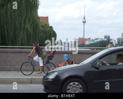 Menschen Sie Fahrrad fahren in Berlin Deutschland Stockfoto