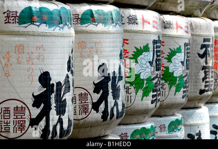 Nahaufnahme japanischer Sake-Fässer in Kyoto Stockfoto