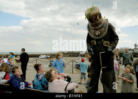 Deep Sea Diver unterhaltsam beim Folkestone Triennale Arts festival Stockfoto