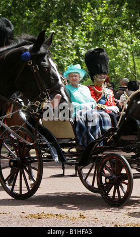 HM die Königin und Prinz Philip, Rückkehr zum Buckingham Palace nach dem Besuch der Trooping der Farbtons 14. Juni 2008 Stockfoto