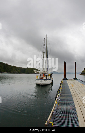 Freundlichen Cove, Vancouver Island. Ein Segelboot zieht für eine Reise entlang der Westküste Stockfoto