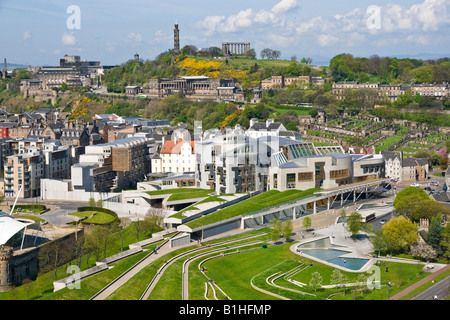 Blick auf das schottische Parlament und Vorgarten mit Calton Hill in Edinburgh Schottland an einem sonnigen Frühlingstag Stockfoto