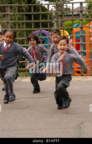 Kinder laufen in Spielplatz in der Schule Stockfoto