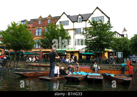 Stocherkähne auf dem Fluss Cam in Cambridge England UK Stockfoto