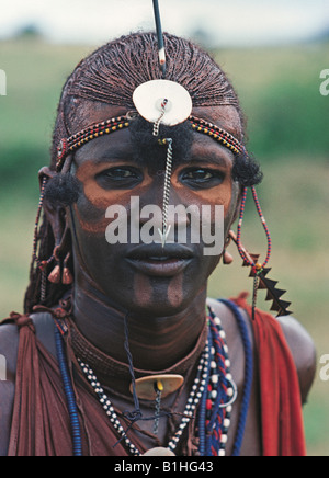 Porträt von Maasai Moran oder Krieger tragen rot Ocker Make up und typische Perlen Kenia in Ostafrika Stockfoto